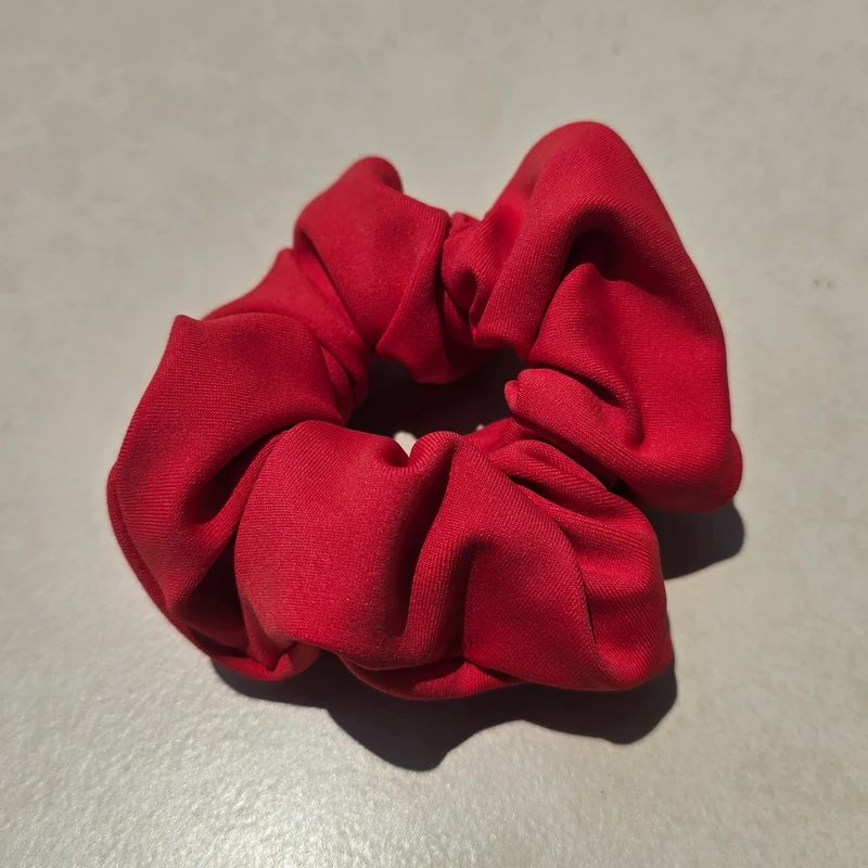 Röd Scrunchie - 4 för 99:-