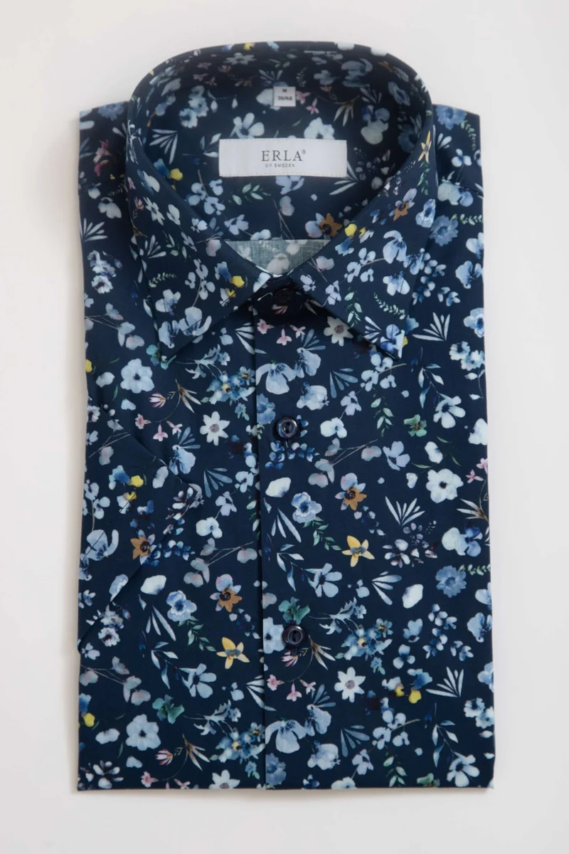 Mörkblå kortärmad skjorta med blommigt mönster
