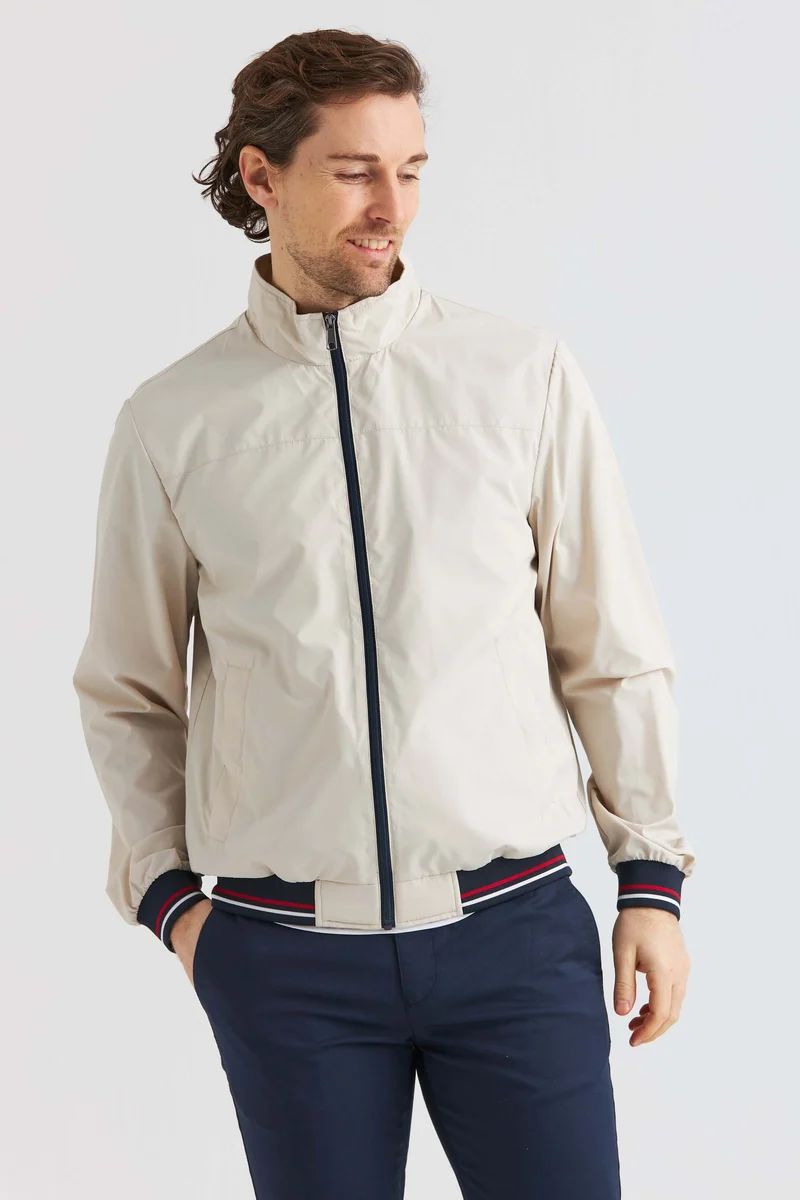 Beige jacka med kontrastdetaljer